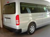 Cần bán Toyota Hiace sản xuất 2017, màu bạc