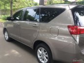 Bán Toyota Innova E đời 2017, màu ghi vàng