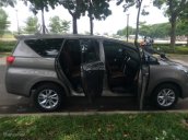 Bán Toyota Innova E đời 2017, màu ghi vàng