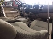 Salon Ô Tô Đông bán xe Toyota Hilux đời 2013, màu bạc