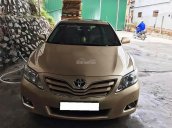 Cần bán xe Toyota Camry LE 2010, màu vàng, nhập khẩu