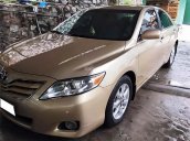 Cần bán xe Toyota Camry LE 2010, màu vàng, nhập khẩu