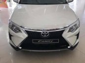 Cần bán xe Toyota Camry đời 2017, màu trắng