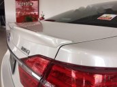 Cần bán xe Toyota Camry đời 2017, màu trắng