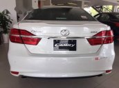 Cần bán xe Toyota Camry đời 2017, màu trắng