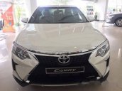Cần bán xe Toyota Camry đời 2017, màu trắng