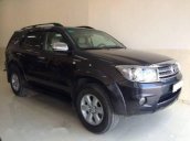 Cần bán gấp Toyota Fortuner đời 2011, màu đen số tự động, giá 670tr