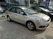 Bán Ford Focus 2.0 đời 2011, màu bạc, xe đẹp còn cảm biến gạt mưa, đèn pha tự bật khi trời tối