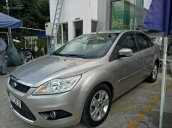 Bán Ford Focus 2.0 đời 2011, màu bạc, xe đẹp còn cảm biến gạt mưa, đèn pha tự bật khi trời tối