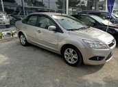 Bán Ford Focus 2.0 đời 2011, màu bạc, xe đẹp còn cảm biến gạt mưa, đèn pha tự bật khi trời tối