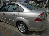 Bán Ford Focus 2.0 đời 2011, màu bạc, xe đẹp còn cảm biến gạt mưa, đèn pha tự bật khi trời tối