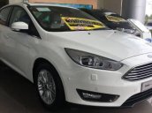 Cần bán Ford Focus Titanium 1.5L Ecoboost đời 2017, màu trắng, giá tốt