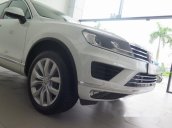 Bán xe Volkswagen Touareg AT đời 2017, màu trắng