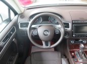 Bán xe Volkswagen Touareg AT đời 2017, màu trắng