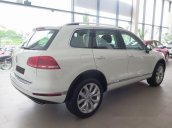 Bán xe Volkswagen Touareg AT đời 2017, màu trắng