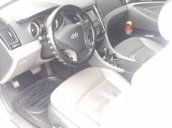 Cần bán lại xe Hyundai Sonata đời 2011, màu trắng chính chủ, giá 620tr