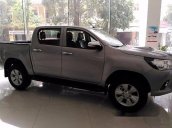 Bán ô tô Toyota Hilux đời 2016, màu bạc