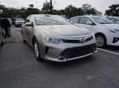 Bán xe Toyota Camry 2.0E đời 2017, màu vàng