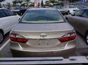 Bán xe Toyota Camry 2.0E đời 2017, màu vàng