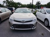 Bán xe Toyota Camry 2.0E đời 2017, màu vàng