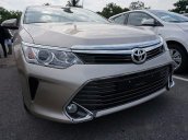 Bán xe Toyota Camry 2.0E đời 2017, màu vàng