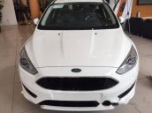 Bán Ford Focus đời 2017, màu trắng, giá 592tr