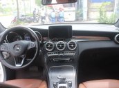 Cần bán xe Mercedes GLC 300 đời 2017, màu trắng, xe đi ít giá nét