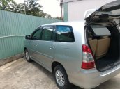 Cần bán gấp Toyota Innova E sản xuất 2012, màu bạc mới 85% giá cạnh tranh