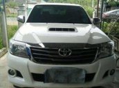 Cần bán lại xe Toyota Hilux MT 2014, màu trắng chính chủ