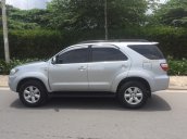 Tôi cần bán xe Fortuner 2012 số tự động bản V, màu bạc nhà đi