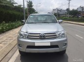 Tôi cần bán xe Fortuner 2012 số tự động bản V, màu bạc nhà đi