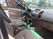 Tôi cần bán xe Fortuner 2012 số tự động bản V, màu bạc nhà đi