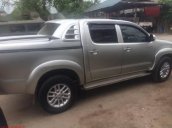 Xe Toyota Hilux MT đời 2014, màu bạc giá cạnh tranh