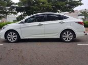 Cần bán gấp Hyundai Accent MT đời 2011, màu trắng xe gia đình