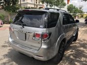 Bán gấp xe Fortuner 2017 số tự động màu bạc nhà ít đi