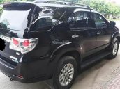 Cần bán lại xe Toyota Fortuner V 2013, màu đen số tự động, giá 715tr