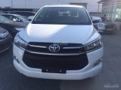 Cần bán xe Toyota Innova E sản xuất 2017, màu trắng