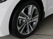 Cần bán Hyundai Elantra 2.0AT đời 2017, màu trắng