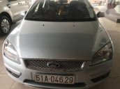 Cần bán Ford Focus 1.8AT năm 2005, màu bạc xe gia đình, giá tốt