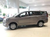 Bán xe Toyota Innova năm 2017, màu xám 