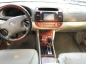 Cần bán xe Toyota Camry đời 2004, màu đen