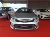 Bán xe Toyota Camry 2.5Q đời 2017, màu bạc