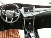 Cần bán Toyota Innova 2.0E MT sản xuất 2017, màu xám ghi