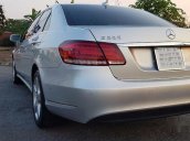 Cần bán gấp Mercedes E200 2014, màu bạc