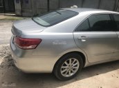 Cần bán xe Toyota Camry 2.4G đời 2010, màu bạc, xe gia đình, giá 690tr