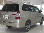 Cần bán xe Toyota Innova E 2.0MT đời 2015, màu vàng, giá tốt