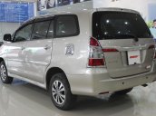 Cần bán xe Toyota Innova E 2.0MT đời 2015, màu vàng, giá tốt