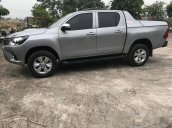 Cần bán xe Toyota Hilux đời 2016, màu bạc, 590tr