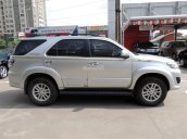 Bán ô tô Toyota Fortuner V (4x2) đời 2013, màu bạc, giá chỉ 695 triệu