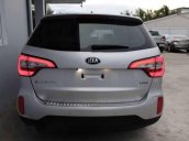 Cần bán Kia Sorento đời 2017, màu bạc